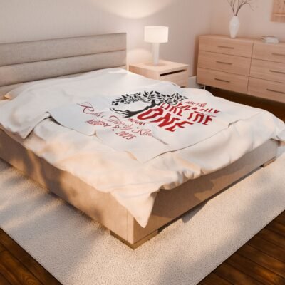 Personalized Velveteen Plush Blanket - "Ain't No Family Like The One We Got" - Image 4